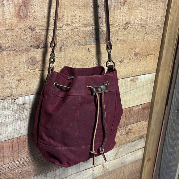 Thread and Canvas Company waxed canvas cinch top bucket bag cranberry - Picture 3 of 16